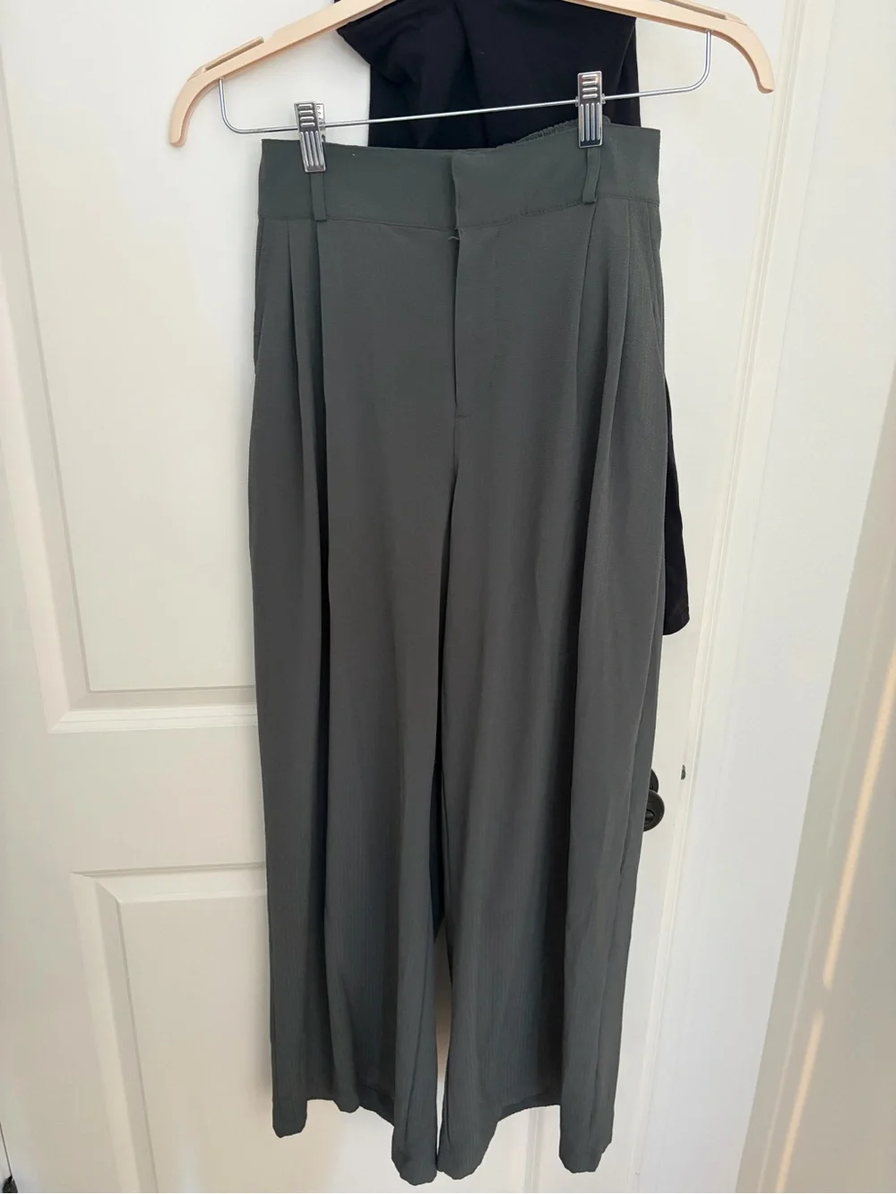 ALO Yoga Wide-Leg High-Rise Pants in Forest Green